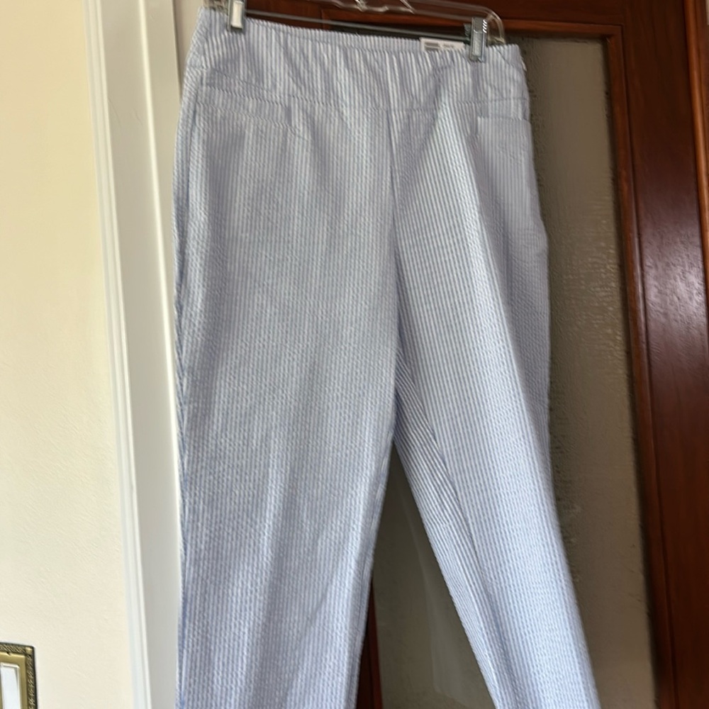 New with tags Kim Rogers blue and white seersucker Capri pants size 6.